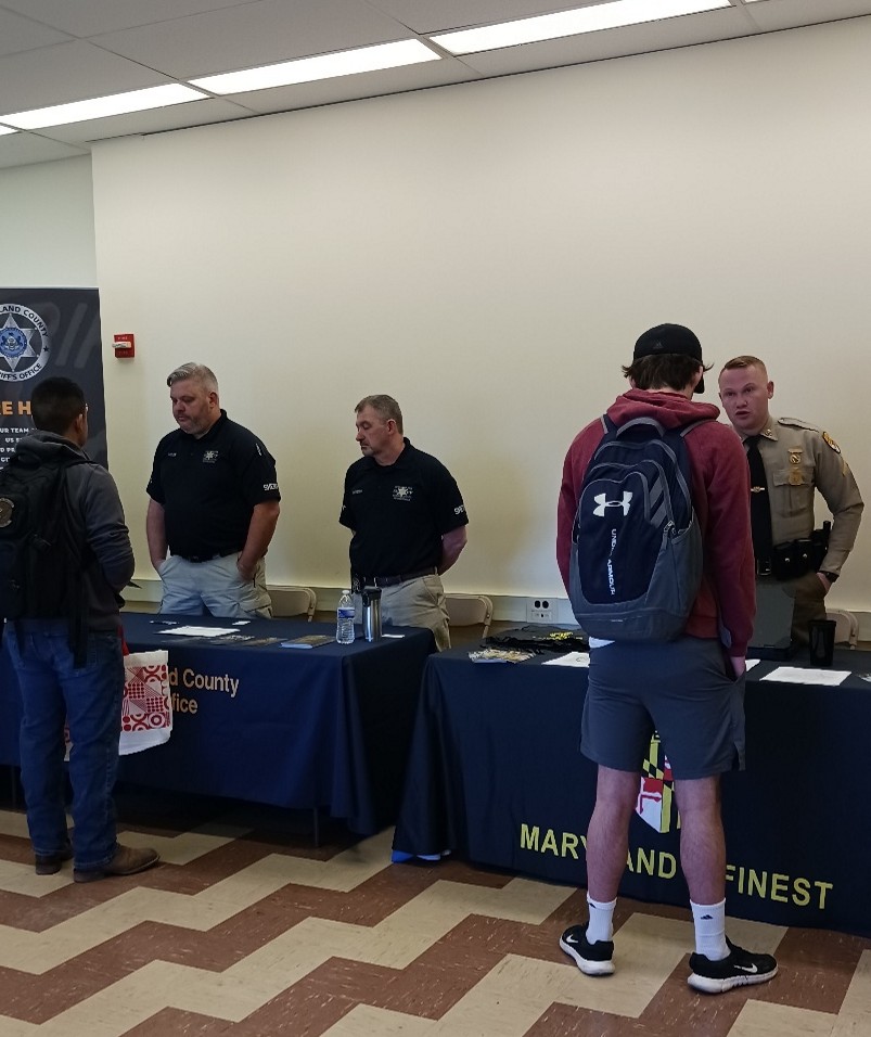 faculty and students standing at a table at advising blitz event